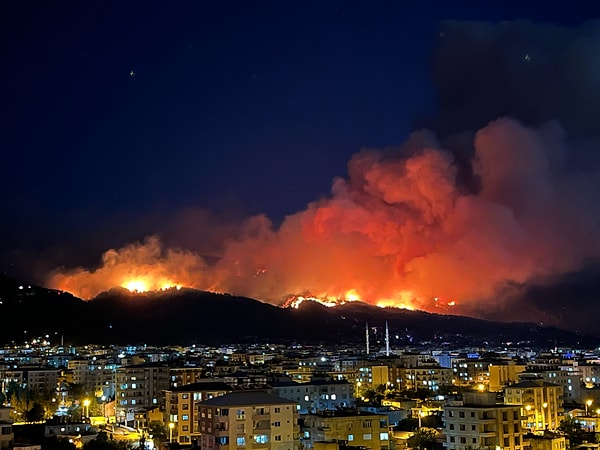 Hatay'da öğle saatlerinde çıkan orman yangını büyüyor. 920 hane ve 1876 vatandaş tahliye edildi.