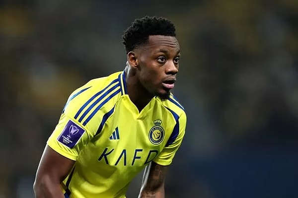 İstanbul'a geldi ancak transfer henüz açıklanmadı.