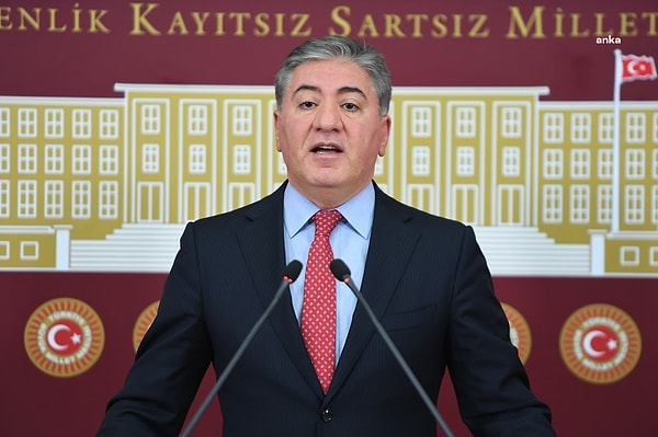 Kürsüden düşen Murat Emir’in zor anları.