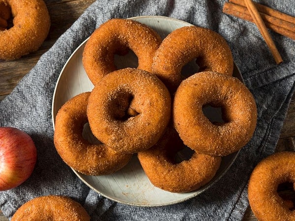 9. Tarçın-Şekerli Fit Donutlar & Muz Cipsi