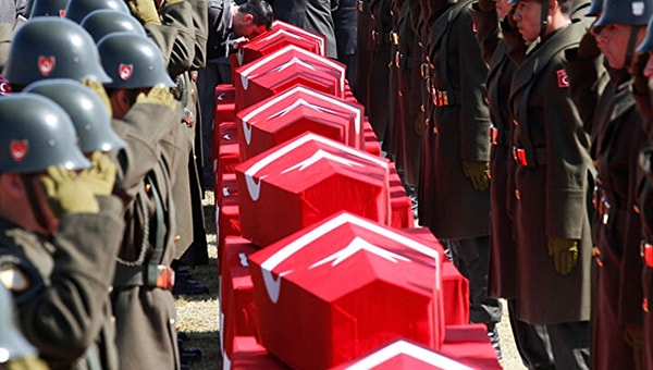 Savunma Bakanlığı, operasyon sırasında bir mağarada metan gazına maruz kalan 12 askerimizin şehit olduğunu duyurdu.