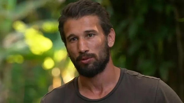 Yasak aşk iddiaları gündemdeki yerini korurken, Survivor sürecinde de Adem'in Yağmur'a laf soktuğu anlar yeniden gündem oldu.