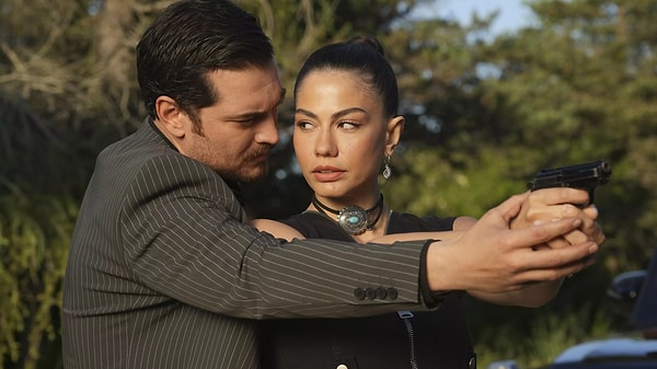 Başrollerini Demet Özdemir ve Çağatay Ulusoy’un paylaştığı Eşref Rüya, reytinglerde de yüksekten uçtu!