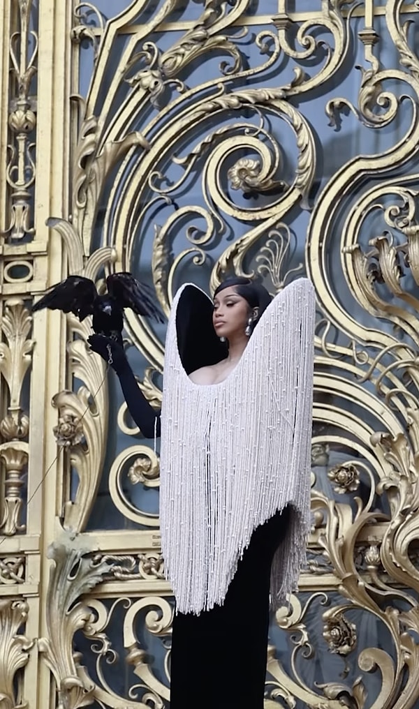 Bu yıl da Cardi B kırmızı halıda yürümekle kalmadı, yanında bir de ‘canlı aksesuar’ getirdi!