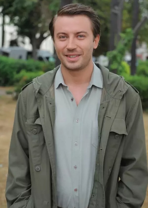 Tolga Güleç, televizyon ekranlarının sevilen yüzlerinden biri olarak yer aldığı geniş dizi yelpazesiyle adından bahsettiren oyuncularımızdan biri.