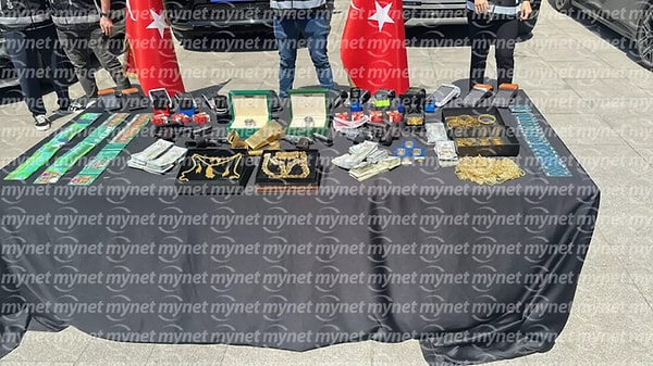 Paraları sanal pos yöntemiyle aklayan suç örgütü üyelerinin çakarlı lüks araç kullandıkları tespit edildi!