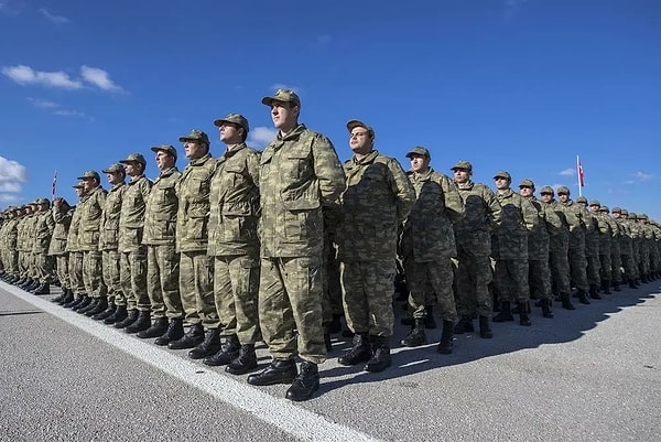 Son dönemde ünlü isimler bedelli askerlik kapsamında askere gitmeye başladı.