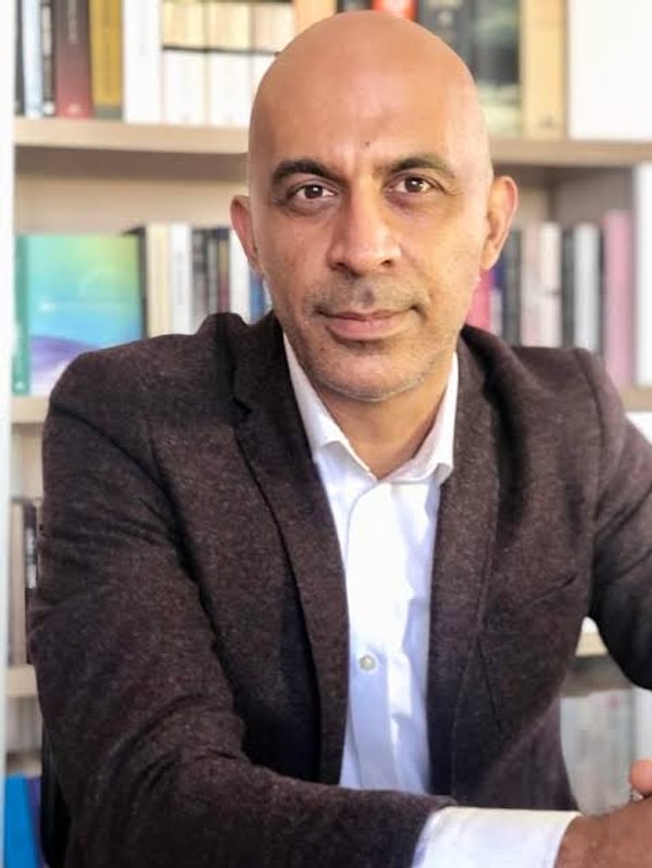 + Hikmet Bey’in dört öğrencisi (Selçuk, Güney, Barış, Özlem) fantastik öğeler taşıyan karakterler olmalarının yanı sıra "pedagojik metaforlar" olarak tanımlanıyor. Bu karakterleri ve taşıdıkları anlamları biraz daha açabilir misiniz?