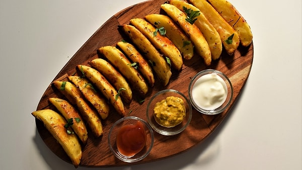 6. Patates Dilimleri & Baharatlı Yoğurt Dip Sos