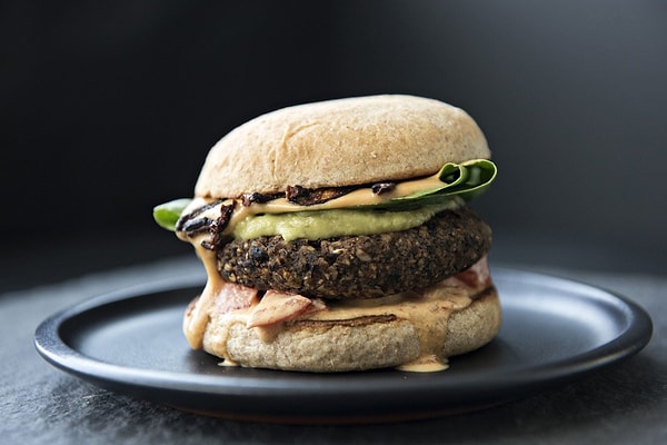 7. Siyah Fasulyeli Vegan Burger