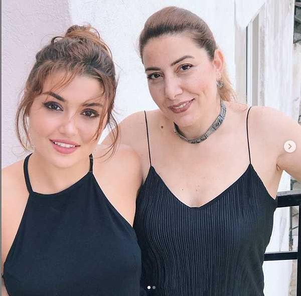 Röportajın en dokunaklı bölümü ise annesi Aylin Erçel’i anlattığı anlardı.