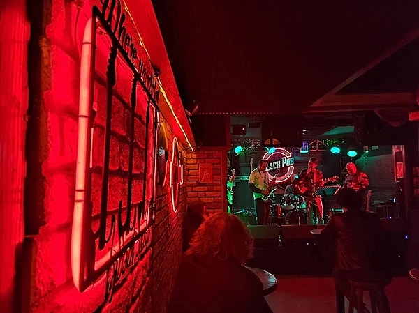 13. Black Pub