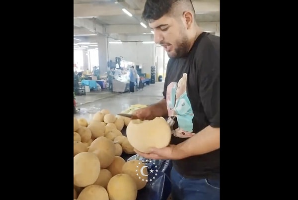 Kavunlarına meyve suyu döktü.