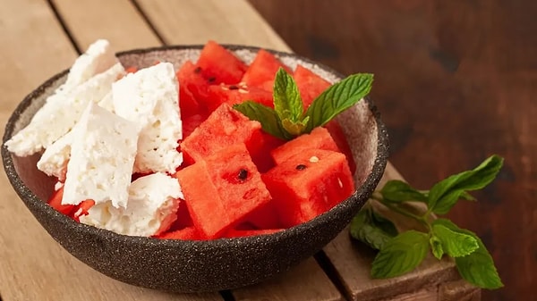 Karpuz-Peynir: Sen kesinlikle klasik ama vazgeçilmez bir ara öğünsün! 🍉🧀