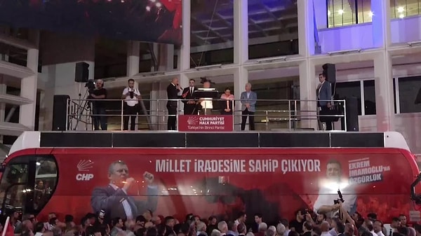 Özgür Özel, "Millet İradesine Sahip Çıkıyor" mitingleri kapsamında bu gece Antalya'da halkla bir araya geldi.