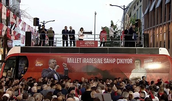 Miting alanında Pikachu'yu gören Özgür Özel dayanamadı ve Pikachu'ya seslenerek iktidara yanıt verdi.