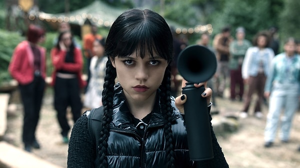 Jenna Ortega’nın başrolünde olduğu dizinin 2. sezonunun ilk yarısı 6 Ağustos’ta yayınlanacak.