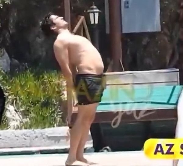 Yeni sevgilisiyle Bodrum’da romantik anlar yaşarken Magazin D kameralarına yakalanan Mert Ramazan Demir, bu kez sadece aşkıyla değil, fiziğiyle de gündem oldu!
