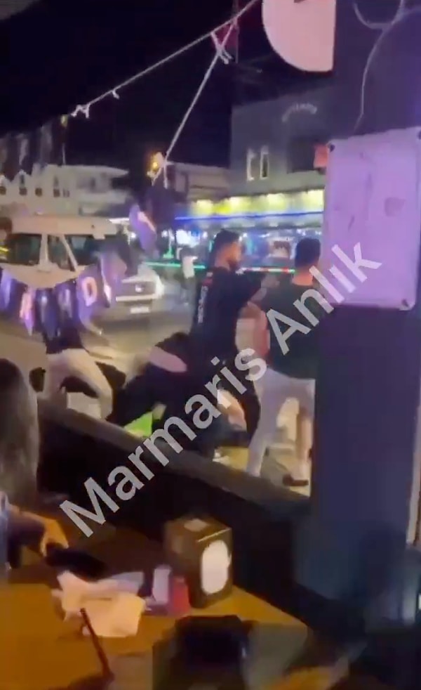 Muğla’nın Marmaris ilçesi Türkiye’nin hem yabancı hem de yerli en çok turist çeken bölgesinden biri. Denizi ve doğası ile adeta cennetten bir köşe olan Marmaris son aylarda ise işletmelerde yaşanan skandal olaylarla gündeme geliyor.