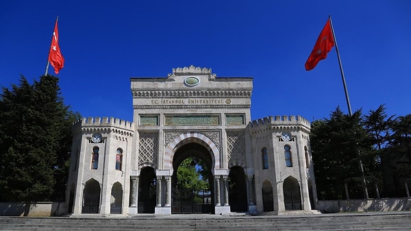 Öğrenciler yaptıkları protestolarla diplomayı iptal eden üniversite yönetimini konuşturmadılar.
