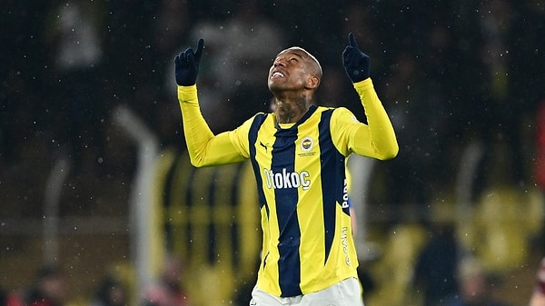 Sakatlığı nedeniyle Anderson Talisca'nın Fenerbahçe'nin yurt dışı kampına katılamayacağı öğrenildi.