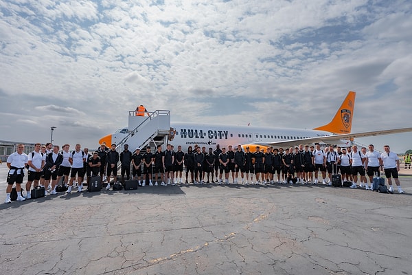 Acun Ilıcalı'dan 100 Hull City taraftarına büyük jest yapıldı. Taraftarlar takımla birlikte İstanbul'a geldi.