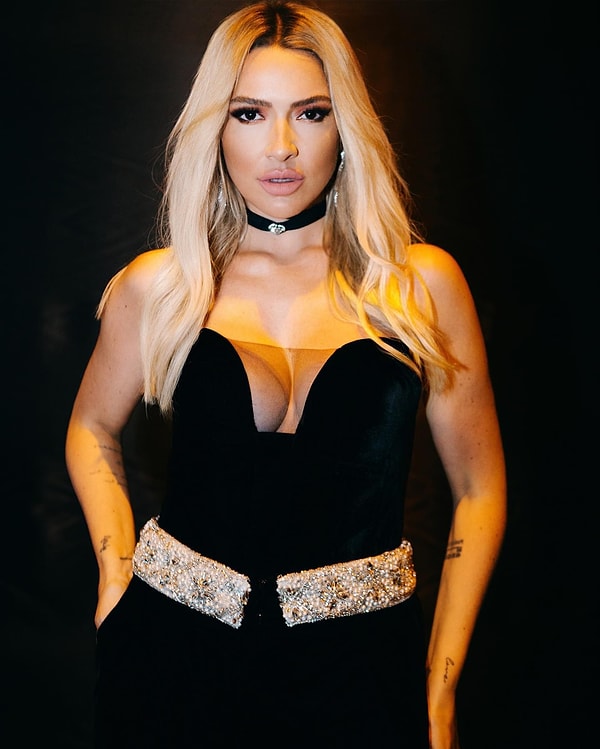 Pop müziğin sahne şovlarıyla adından sıkça söz ettiren ismi Hadise, Harbiye Cemil Topuzlu Açıkhava’daki konseriyle yine gündemden düşmüyor.