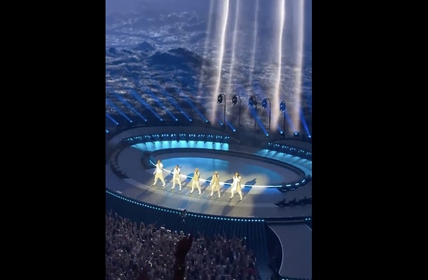 Backstreet Boys gibi pek çok efsanevi grup, teknolojinin gelişimiyle birlikte sahnelerini adeta görsel bir şölene dönüştürdü.