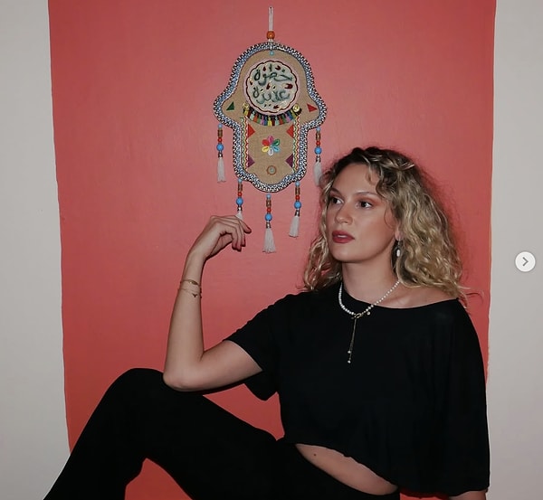 Farah Zeynep Abdullah, genç yaşta televizyon dünyasına adımını attı.