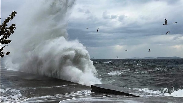 Ülke genelinde yüksek sıcaklıklar devam ederken Meteoroloji Genel Müdürlüğü’nden yağış uyarısı geldi.
