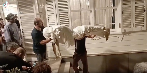 Nilay'ın balkondan düştüğü sahne için manken kullanan Şerbo ekibinin çekim yaptığı anlar kısa sürede viral oldu.