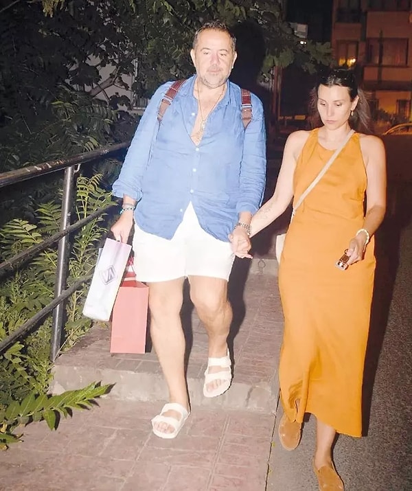 Son dönemde magazin gündeminden düşmeyen Ata Demirer, 53. yaş gününü ailesiyle kutlarken yeni aşkını da cümle aleme göstermişti.