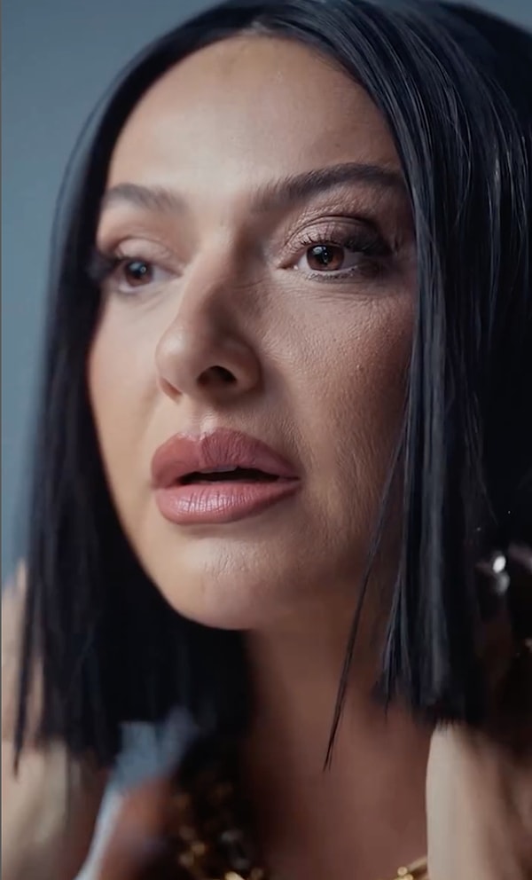 Öte yandan Hadise Fırtınam şarkısının klibini yayınlayarak zaten konuşulan sahne şovlarına bir de yeni bir video ekledi.