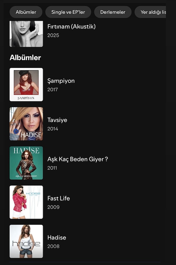 Hadise’nin Harbiye konseri sonrası sahne kıyafetleri ve sandalye dansı çok konuşulurken, Sinan Akçıl’ın “Transparan popçu gömleğim yok ama seyirci rekorları kırıyorum” şeklindeki sözleri ortalığı karıştırmıştı.