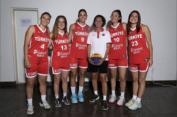 + Sizi sporseverler basketbolla tanıdı. Hikâyeniz nerede başladı?