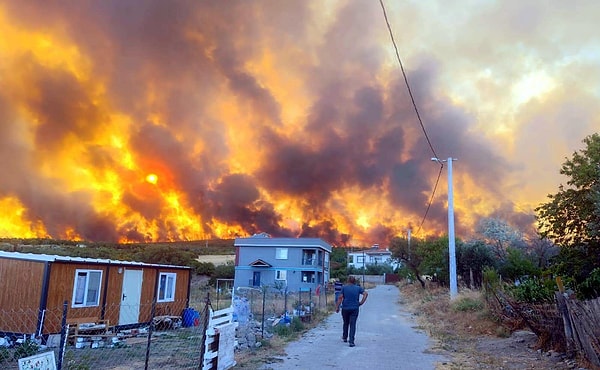 Tekirdağ’ın Şarköy ilçesinde ormanlık alanda başlayan yangın kısa sürede kontrolden çıktı.