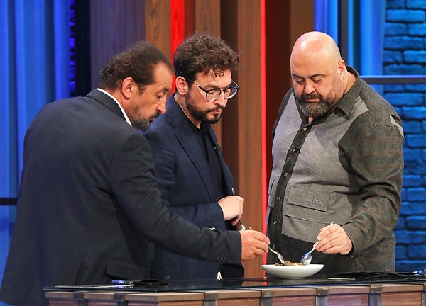 MasterChef'te eleme turlarını geçen isimler bu kez de ana kadroya girmek için mücadele ediyor.
