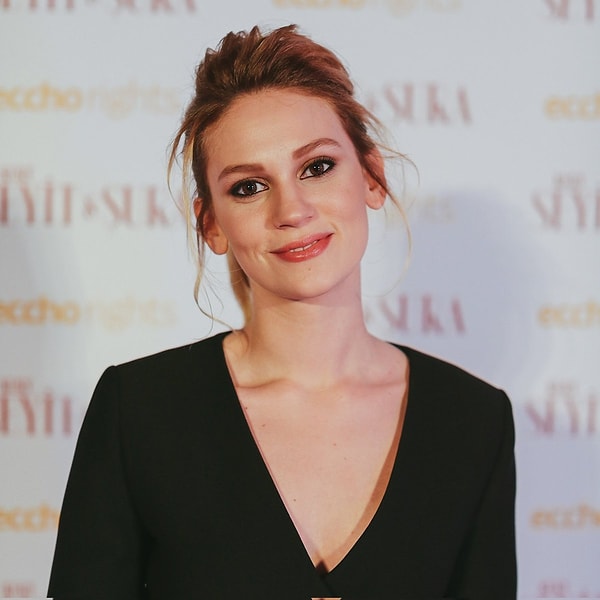 Farah Zeynep Abdullah, sadece oyunculuğuyla değil, cesur açıklamaları, özel hayatı ve projeleriyle de adından sıkça söz ettirmeye devam ediyor.