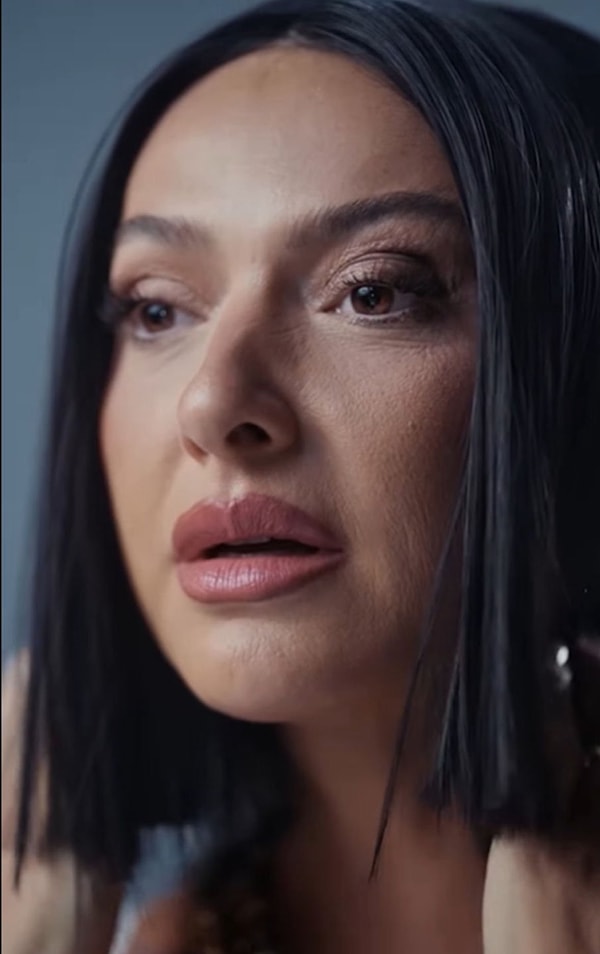 Hadise… Yıllardır sahnelerin tozunu attıran, hem sesi hem de tarzıyla gündemden düşmeyen bir isim. Ama bu sefer konuşulan ne sahne kostümü ne yeni şarkısı ne de aşk hayatı.