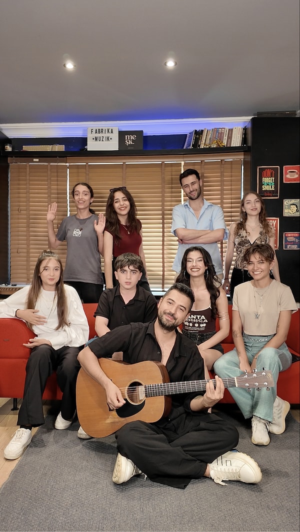 + Eğer Fabrika Müzik bir bina olsaydı hangi malzemeden inşa edilirdi ve o binanın en gizli odasında hangi melodi yankılanırdı?