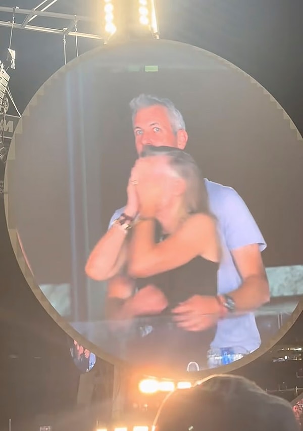 Chris Martin, sahnede ekrandaki çifti görünce "Şuna bakın, ne tatlılar!" diye seslenirken, evli olduğu bilinen Byron aniden kolunu çekerek panikle oturdukları bölümün bariyerinin arkasına saklandı.
