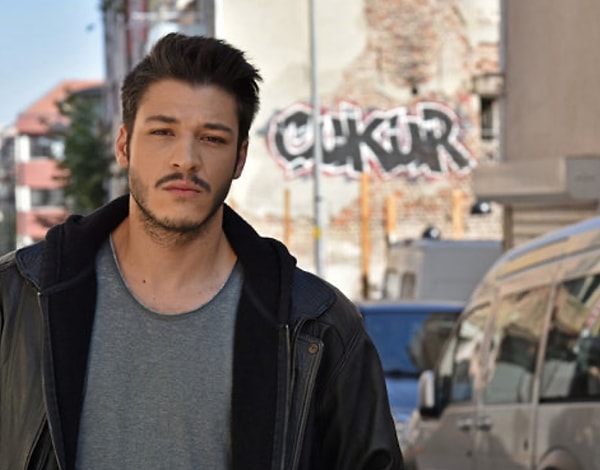 Yakışıklı oyuncu Kuilay Aka, ekran macerasına hızlı bir giriş yaparak izleyicilerin radarına girmeyi başaran isimlerden biri oldu.
