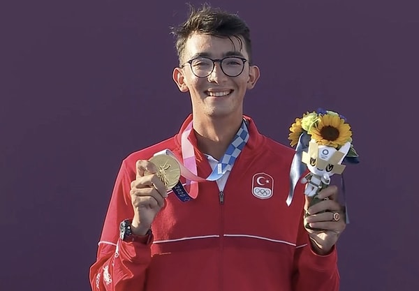 Olimpiyat, Dünya ve Avrupa şampiyonluklarıyla adını tarihe yazdıran Milli okçumuz Mete Gazoz, her başarısıyla hepimize “iyi ki varsın” dedirtiyor.