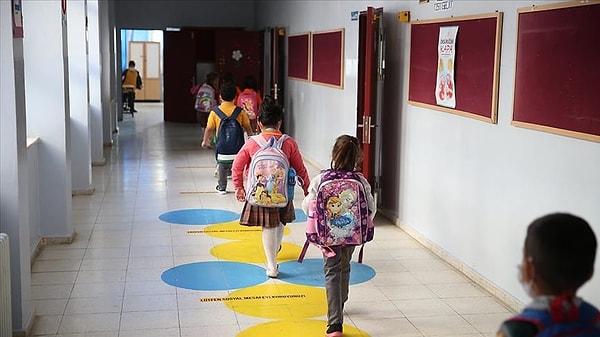 Ara tatilin 10 Kasım'da başlayacak olması sosyal medyada tepki çekti.