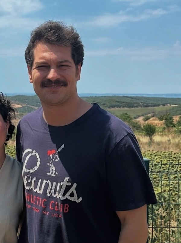 Fakat bıyıklı imajını sadece gözlüklü ve şapkalı pozuyla görebildiğimiz Çağatay Ulusoy'un yeni imajıyla yeni kareleri sosyal medyaya damga vurdu!