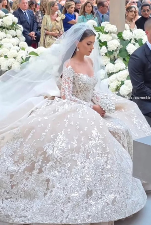 Gelin Zein Qutami, Elie Saab'ın tasarımı olan iki özel haute couture gelinlik giydi.