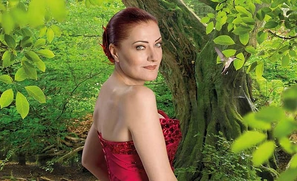 Candan Erçetin aslında meslek hayatına öğretmen olarak başlamış!