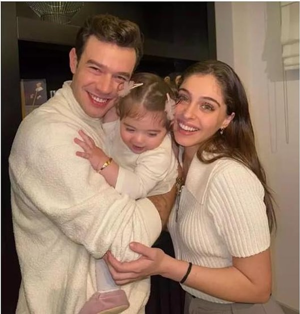 La pareja, que apareció junta frecuentemente tanto en las redes sociales como en eventos durante el período en que se reanudó su amor, se veía muy feliz.