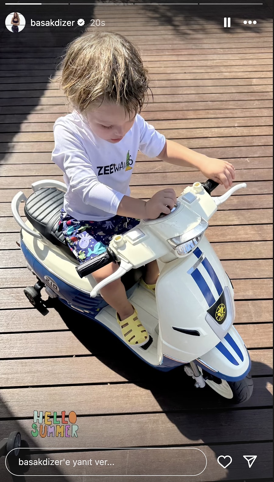 Karizmas�n� Babas�ndan Stilini Annesinden Alan Kurt Efe Bu Kez Kombiniyle Hayran B�rakt�