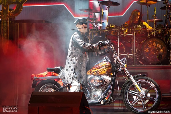 Harley Davidson ile sahneye giriş: Rob Halford’un imza hareketi!